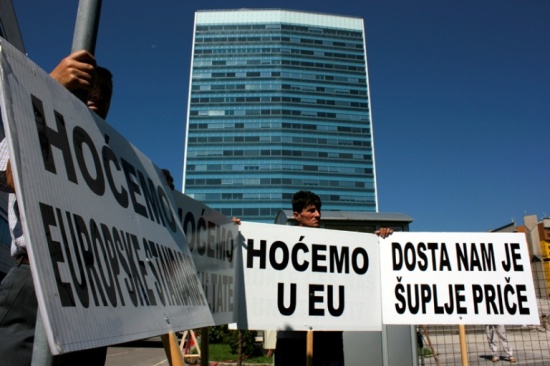 Mirni protesti invalida ispred zgrade državnih institucija