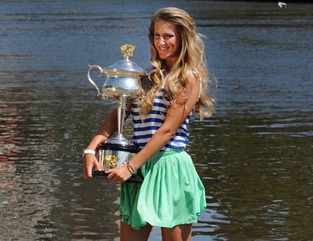 Pobjednica Australian Opena Azarenka pozirala s trofejom