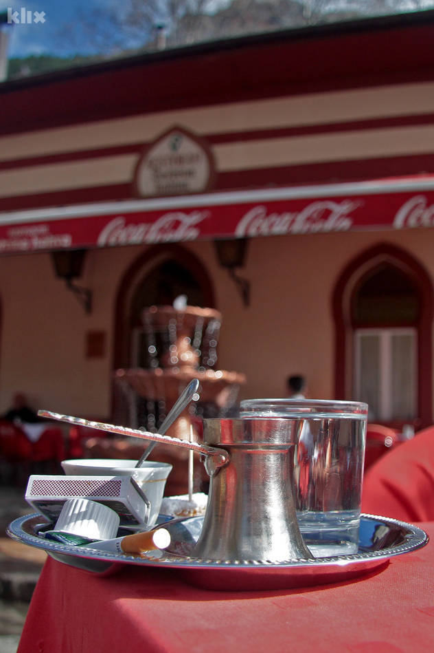 Lutvina kahva s rahatlokumom i cigaretom