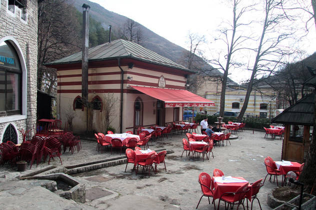 Bašta restorana Lutvina kahva na Plavoj vodi