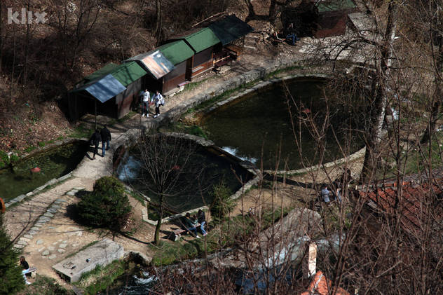 Plava voda fotografisana sa Starog grada u Travniku