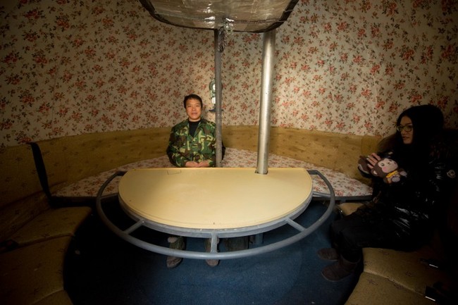 Liu Qiyuan sa kćerkom u unutrašnjosti sfere (Foto: AFP)