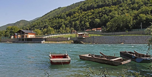 Vila u vlasništvu Admira Radeljaša je sagrađena na vodnom dobru rijeke Drine. U procesu dobijanja odobrenja za gradnju odlučivalo je Ministarstvo privrede BPK-a na čijem je čelu njegov otac Esed. (Foto: CIN)