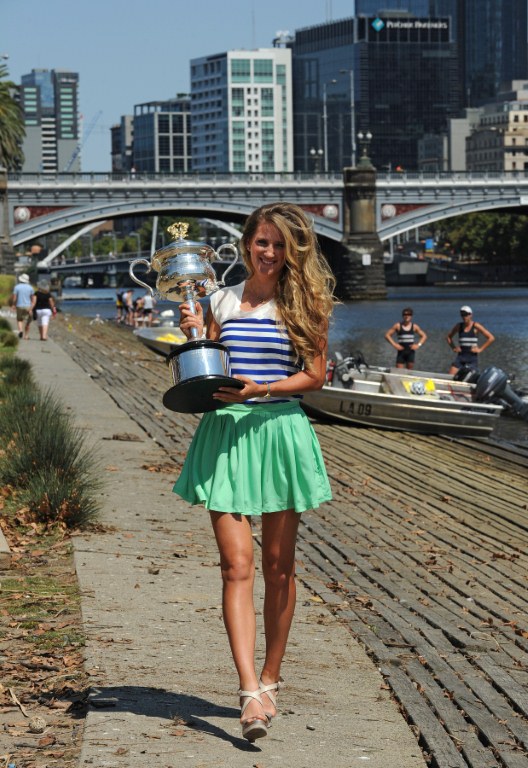 Victoria Azarenka pozira sa trofejom Australian Opena u Melbourneu (Foto: AFP)