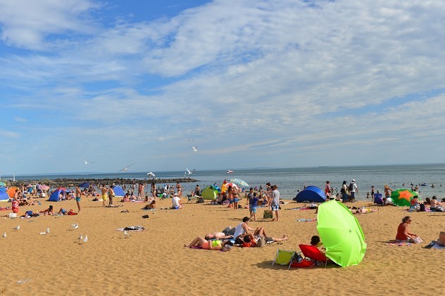 Plaže prepune kupača koji u moru traže spas od vrućina