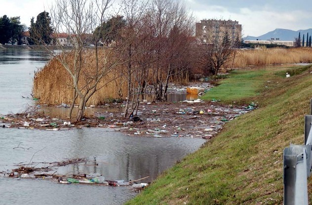 Smeće iz BiH zatrpalo dolinu Neretve u Hrvatskoj