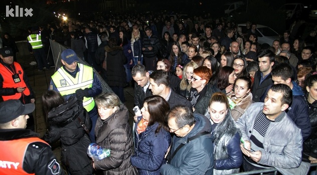 Tokom koncerta Zdravka Čolića bačen suzavac ispred Zetre