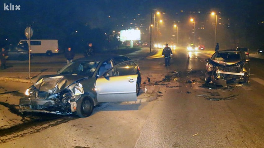 Teška saobraćajna nesreća u Tuzli, povrijeđeno više osoba