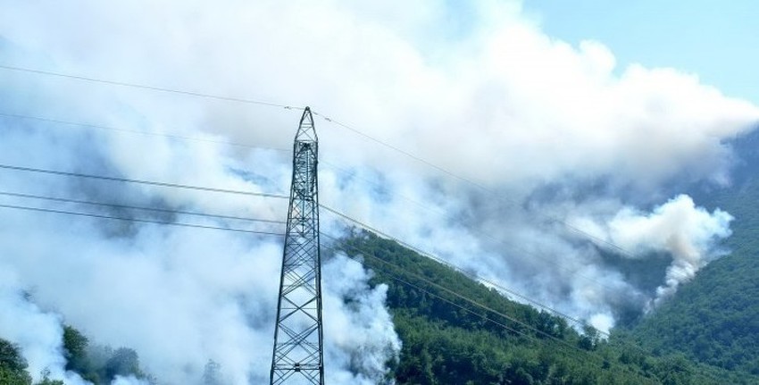 Mostar: Požar na Rujištu prijeti da zahvati visoku šumu