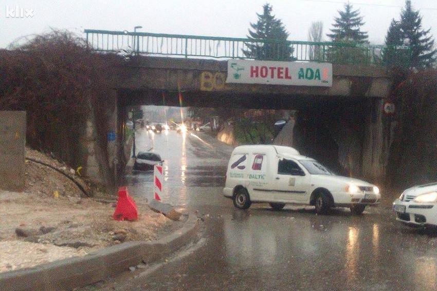 Sarajevo: Potpuno obustavljen saobraćaj ispod podvožnjaka u Buća Potoku