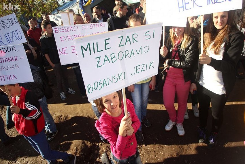 Roditelji bošnjačke djece u RS-u saglasni: Ili je jezik bosanski ili bojkotujemo nastavu