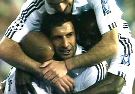 Figo u slavlju sa suigračima nakon postignutog gola