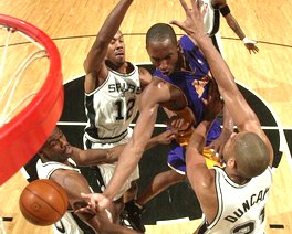 Kobe je imao problema sa čvrstom obranom Spursa