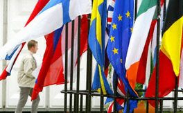 Dobrodošlica novim članicama EU-a uz fotografije nagih ljepotica