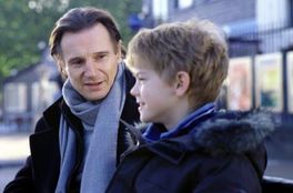 Liam Neeson i Thomas Sangster u filmu "Love Actually" - 2003