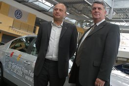 Mirsad Purivatra i Nihad Imamović pored službenog vozila 11. SFF