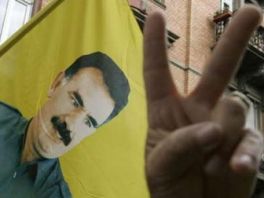 Zastava sa likom Abdullaha Ocalana; Foto: Reuters