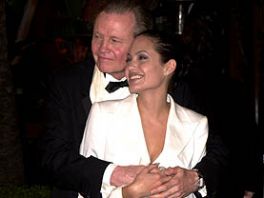 Angelina Jolie spremna da se pomiri sa ocem
