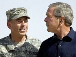 Foto: AFP; Petraeus i Bush