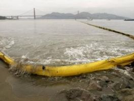 Iz tankera koji je udario u "Golden gate" iscurilo 200 hiljada litara nafte