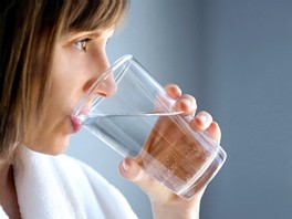 Pijenje osam čaša vode ne pridonosi zdravlju