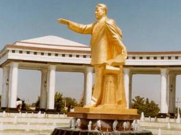Pozlaćeni kipovi "oca Turkmena"