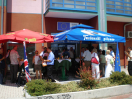 Tuzlaci dijele majice povodom potpisivanja SSP
