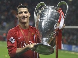 Cristiano Ronaldo s trofejem Lige prvaka