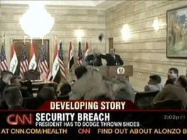 Novinar baca cipele na Busha