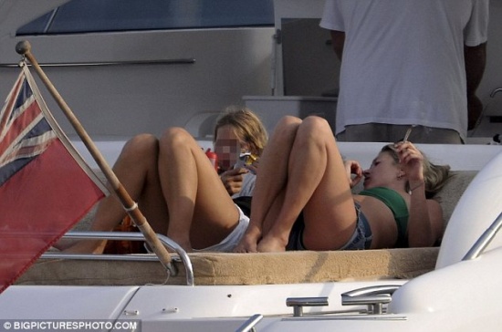Kate i Lily puše joint u društvu šestogodišnje Lile Grace
