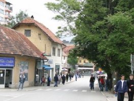 Održani mirni protesti pred zgradom kantonalne vlade