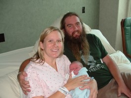 Chuck i Polly Berendes s novorođenom bebom