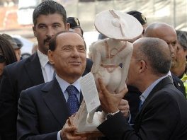 Berlusconi prima poklon (Foto: AP)