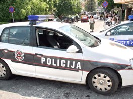 Prosvjetari i policajci protestuju pred zgradom Vlade