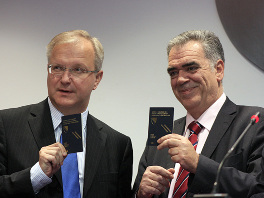 Rehn i Kourkoulas sa biometrijskim pasošima (Foto: A. Panjeta)