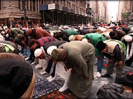 Muslimani klanjaju u New Yorku