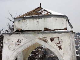 Oskrnavljeno turbe na mezarju Alifakovac