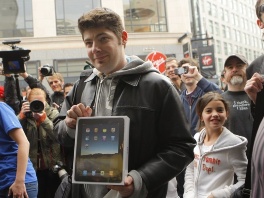 Ponosni vlasnik iPada (Foto: Reuters)