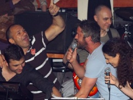 Gerard Butler s vlasnikom noćnog kluba (Foto: Blic)