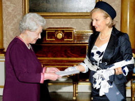 Ambasadorica Jadranka Negodić sa britanskom kraljicom