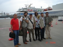Yasser Mohamad Sabbagh i kolege ispred broda sa humanitarnom pomoći