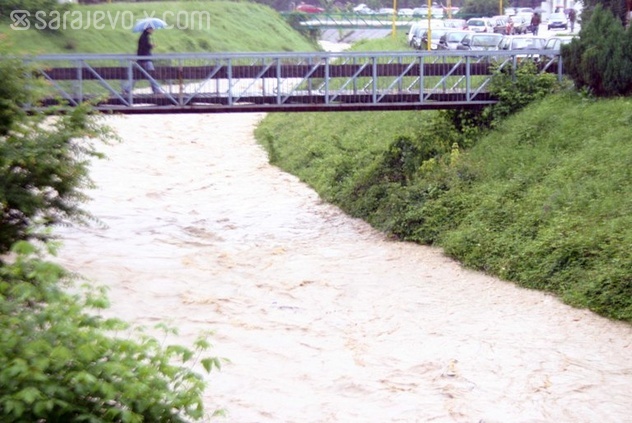 Nabujala rijeka Jala u Tuzli (Foto: Fotoservis)