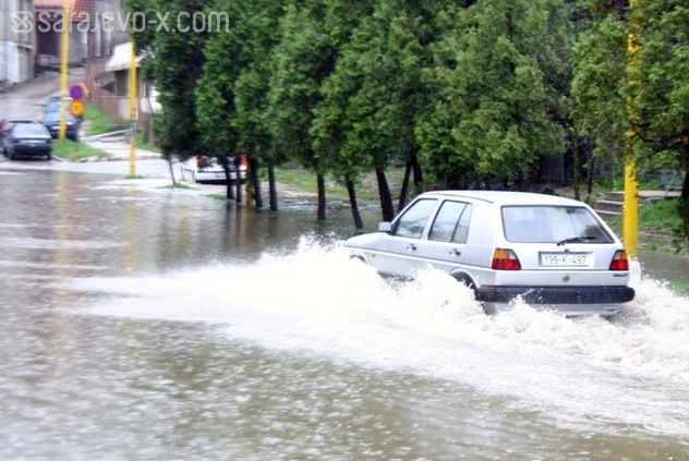 Poplavljene ulice u Tuzli (Foto: Fotoservis)