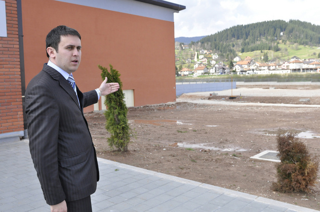 Miroslav Brčkalo, predsjednik Skupštine opštine Pale pokazuje neuređen teren oko Osnovne škole Srbija (Foto: CIN)