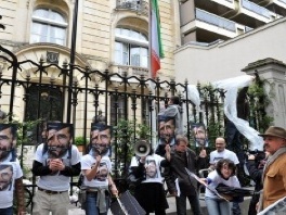 rotest pred iranskom ambasadom u Parizu (Foto: AFP)