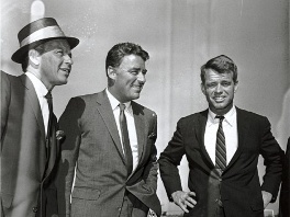 Robert Kennedy (desno) sa Peterom Lawfordom i Frankom Sinatrom
