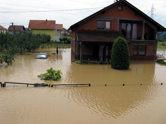 Modriča - poplavljeno dvorište, voda do prozora (Foto: Srna)