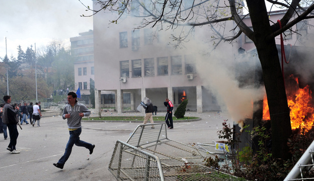 Neredi pred zgradom Vlade FBiH u Sarajevu (Foto: AFP)