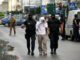 Policija privodi osumnjičenog u Doboju (Foto: SRNA)