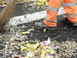 Dva miliona eura se rasulo po cesti, ljudi mahnito kupili novac